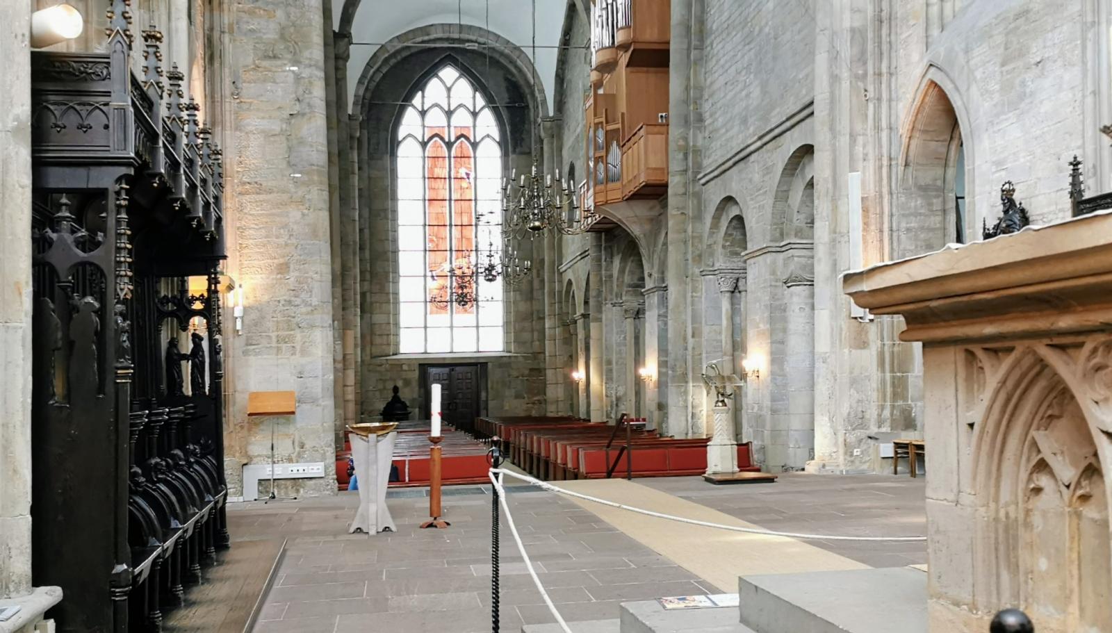 Blick vom Marienaltar in der Kirchenraum