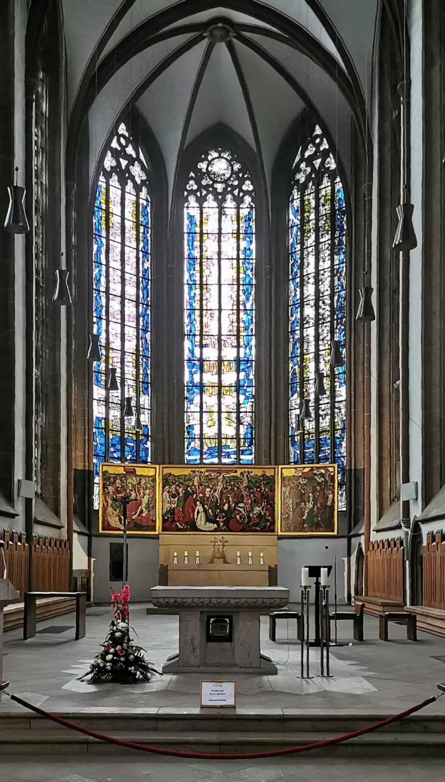 Blick in den Chor und zum Altar