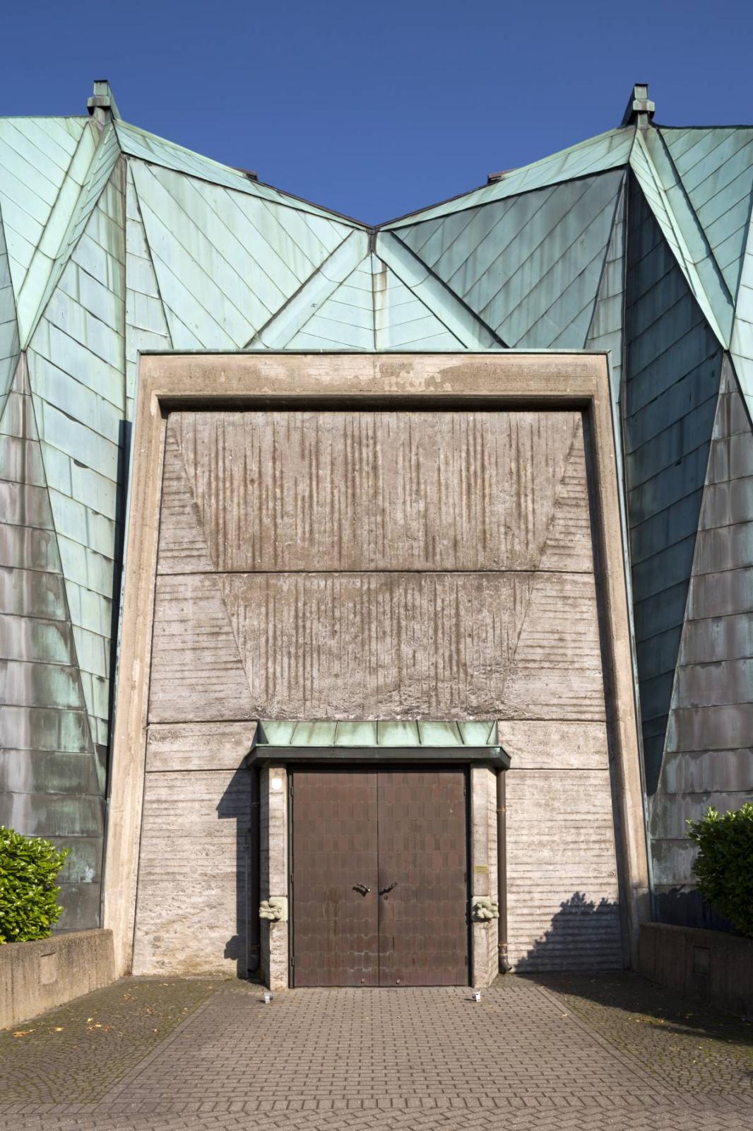 Westportal der Kirche