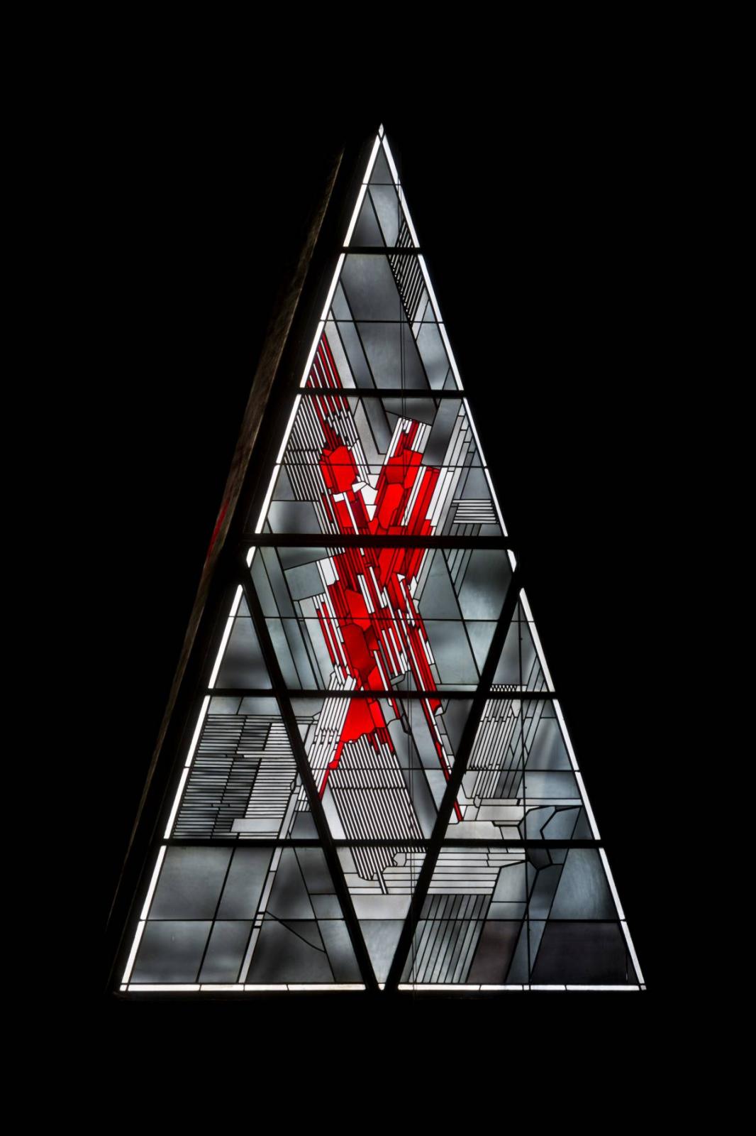 Dreieckiges Fenster über dem Altarbereich