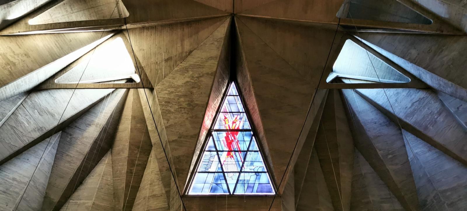 Dachfaltwerk mit Dreiecksfenster über dem Altar
