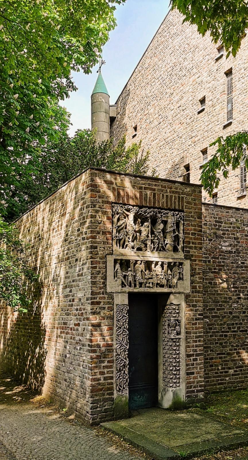 Seitenportal von Elmar Hillebrand, Neu St. Alban Köln