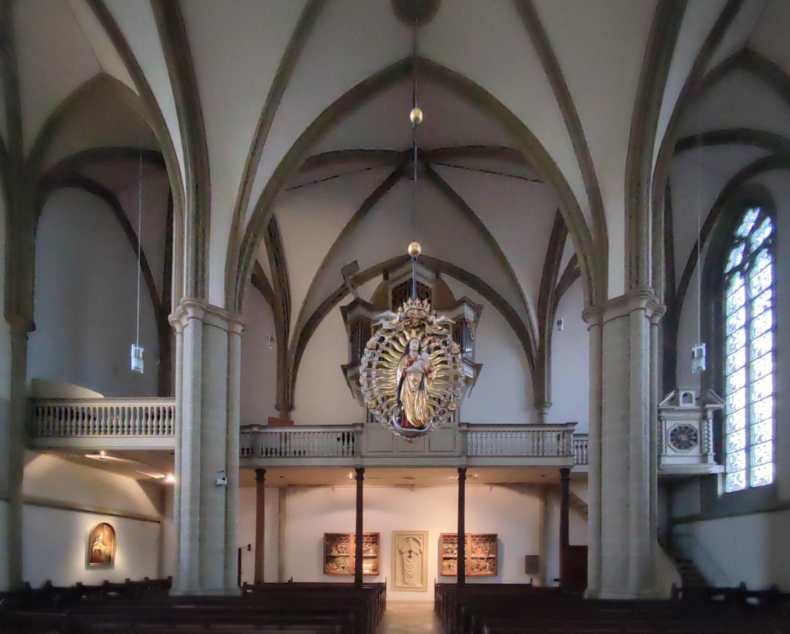 Innenraum, Blick nach Westen mit Strahlenkreuzmadonna
