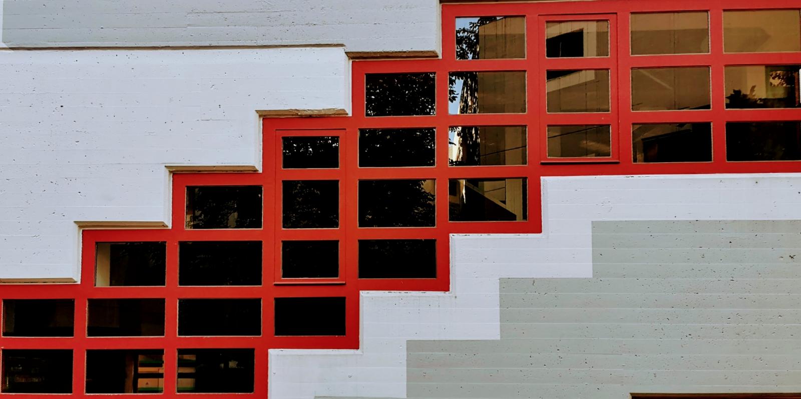 Außenansicht rote Fenster Treppenhausturm