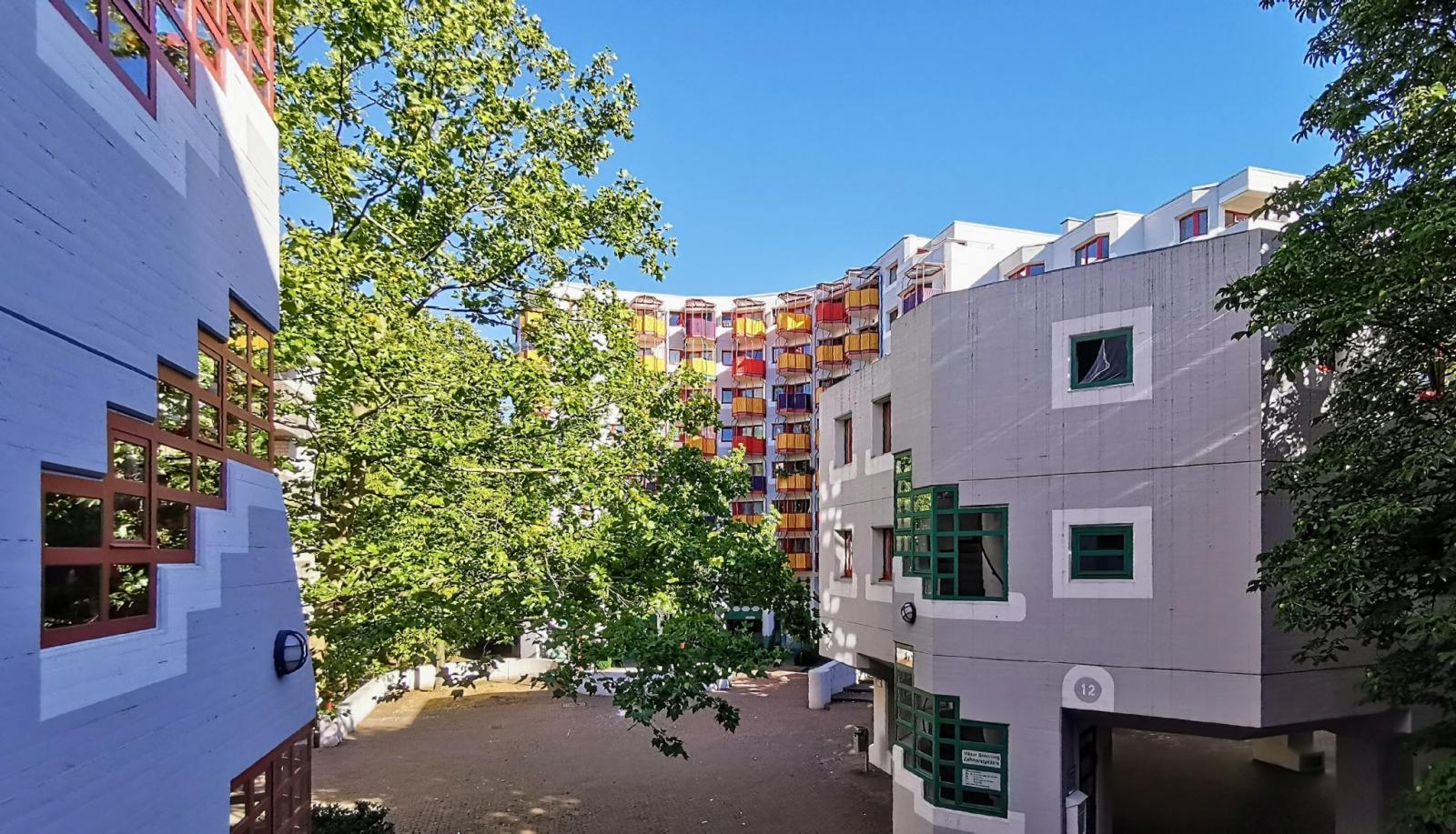 Blick Richtung Platz mit Appartmenthaus
