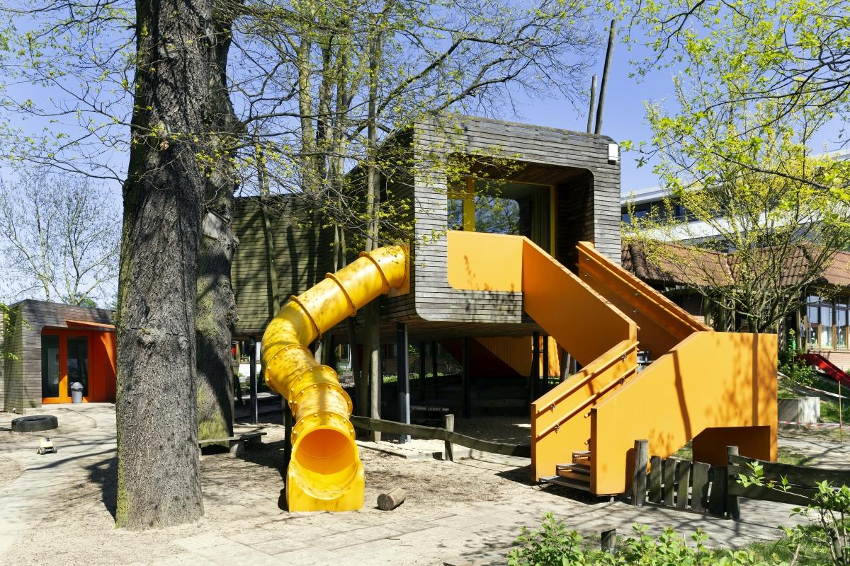 Ansicht Baumhaus mit Rutsche 