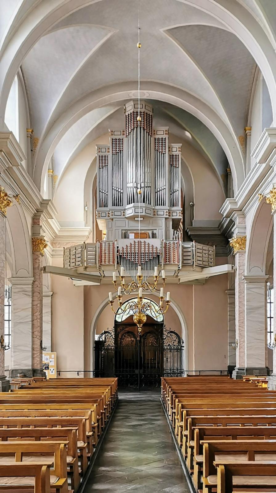 Blick zur Orgel