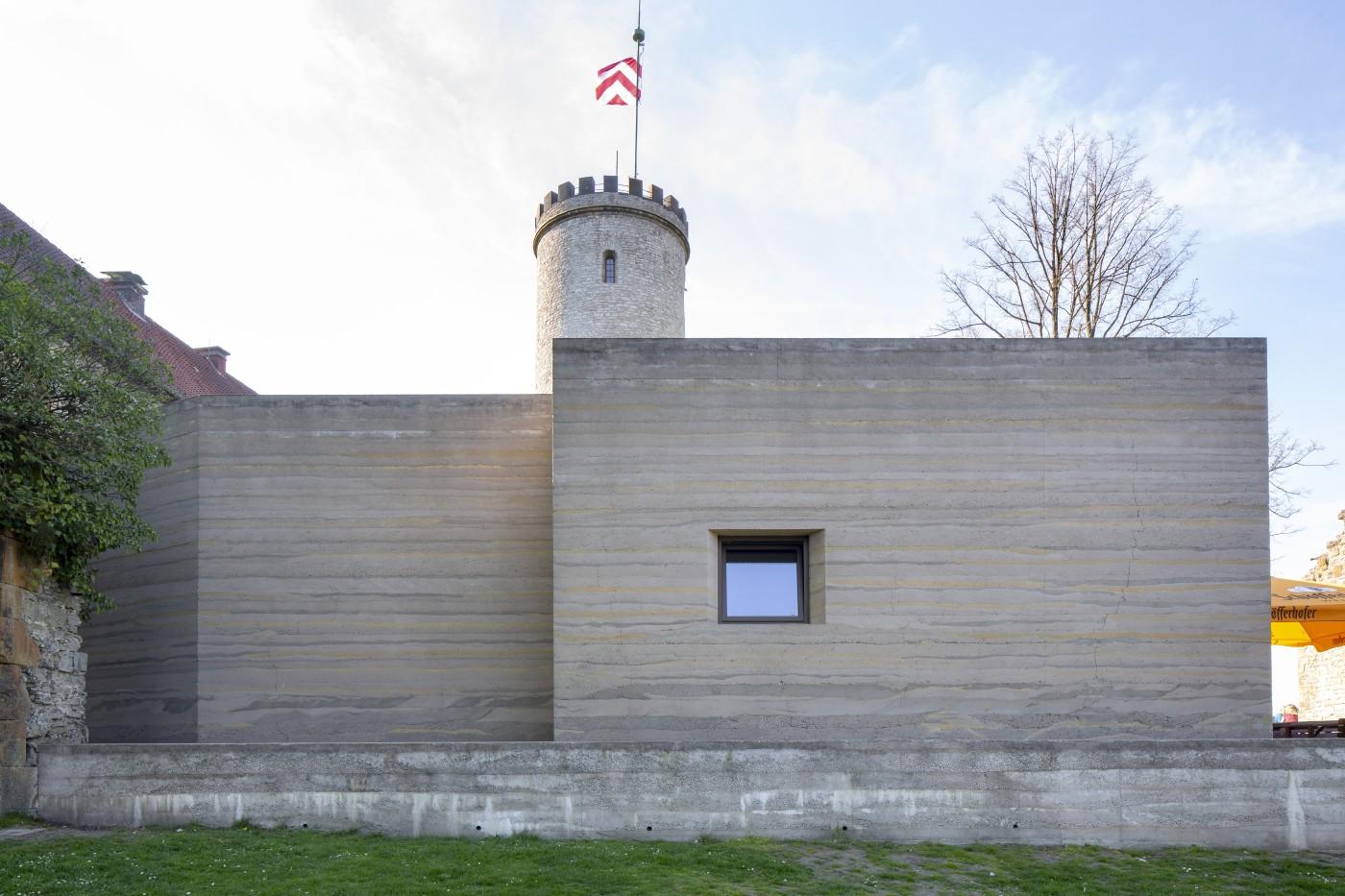 Südostansicht mit dahinterliegendem Turm