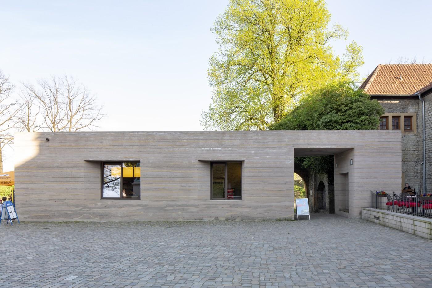 Blick auf das Besucherzentrum vom Burghof