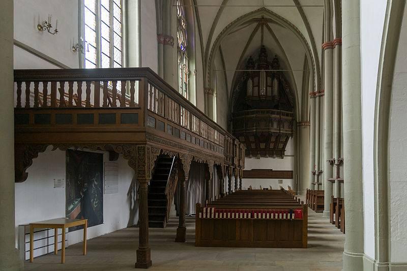 Seitenschiff mit Holzempore
