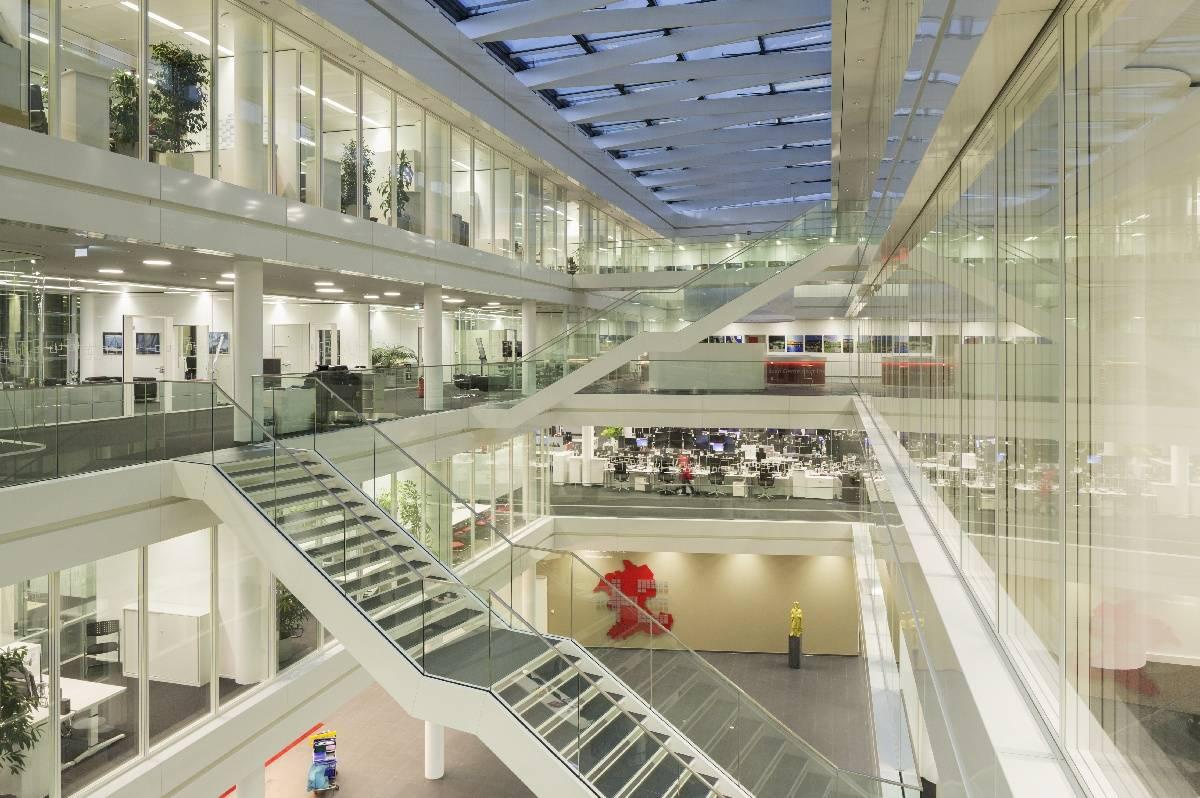Innansicht des Atriums mit Treppen und Stegen