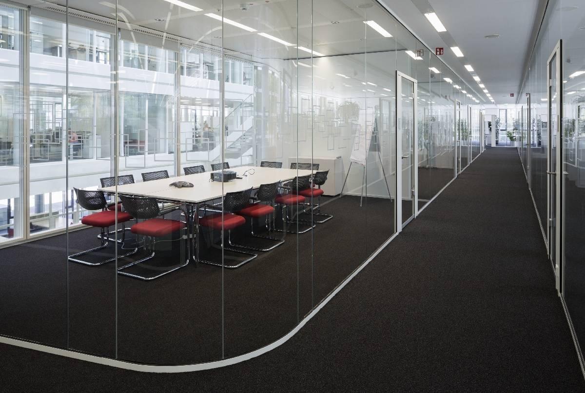 Blick auf ein transparent gestaltetes Besprechungszimmer