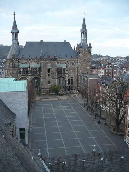 Katschhof vom Dom aus mit Blick auf das Aachener Rathaus