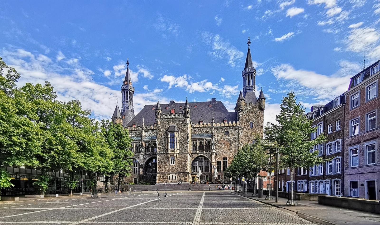 Blick vom Katschhof auf das Rathaus