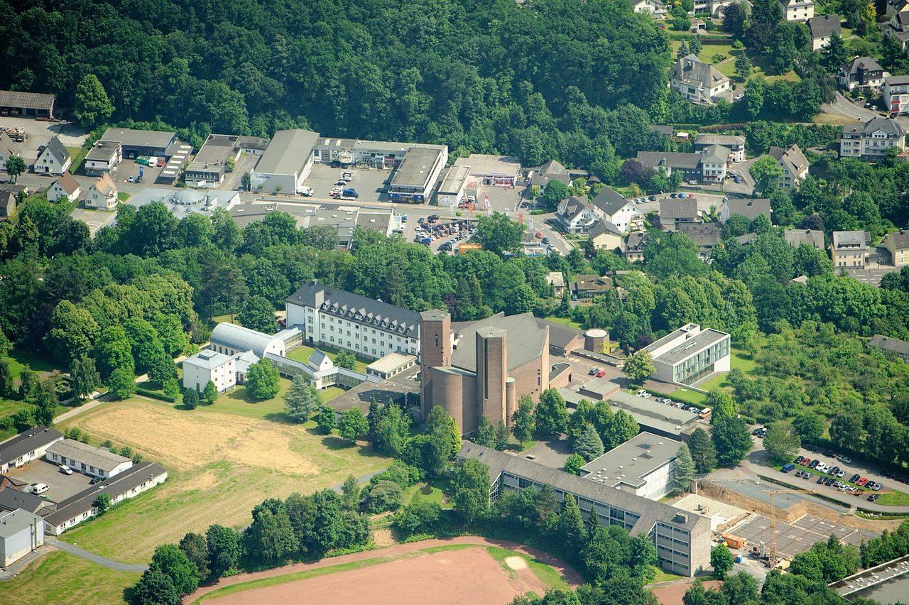 Luftbild der Abtei Königsmünster