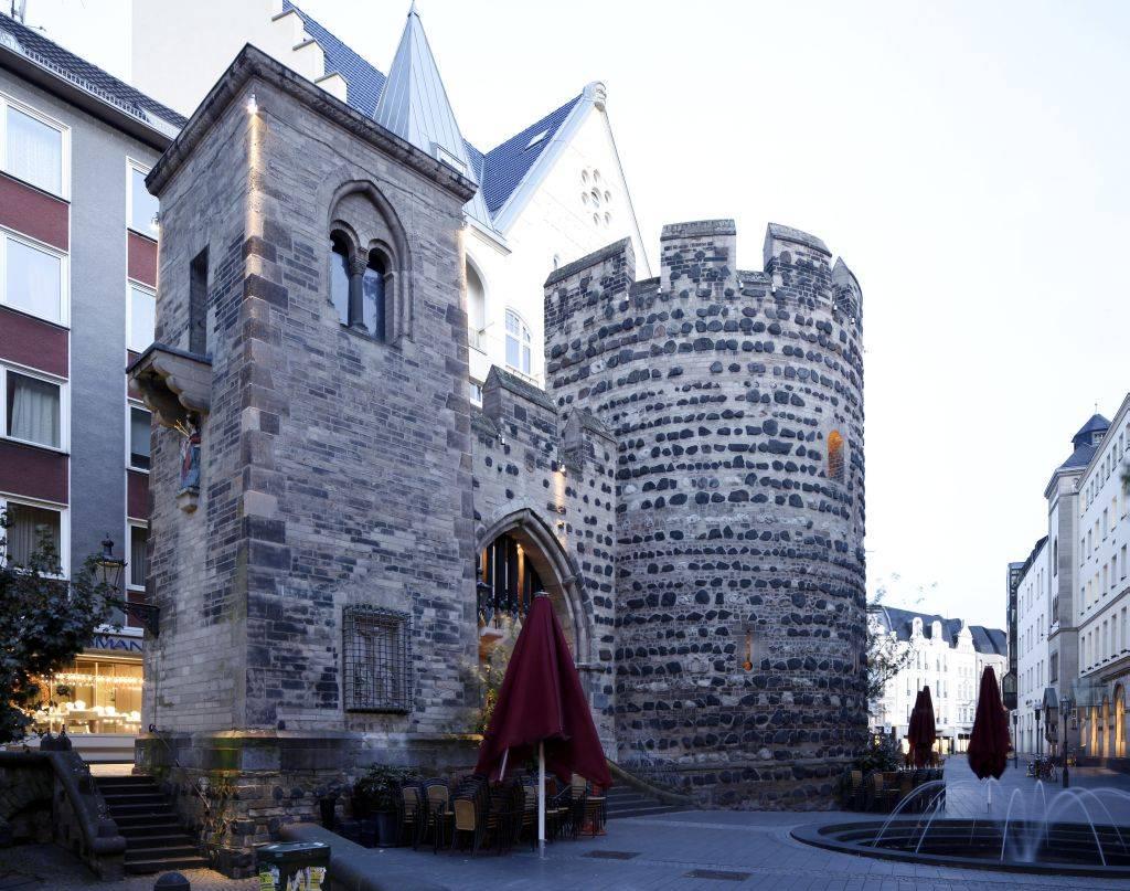 Sterntor in Bonn mit neuerem Eckturm