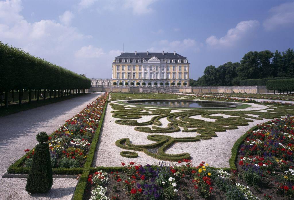 Schloss Augustusburg mit Gartenparterre