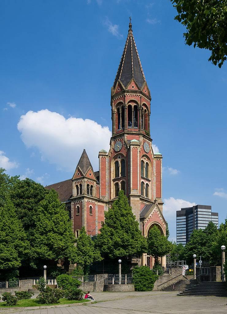Gesamtansicht Kreuzeskirche mit Blick auf hohen Westturm