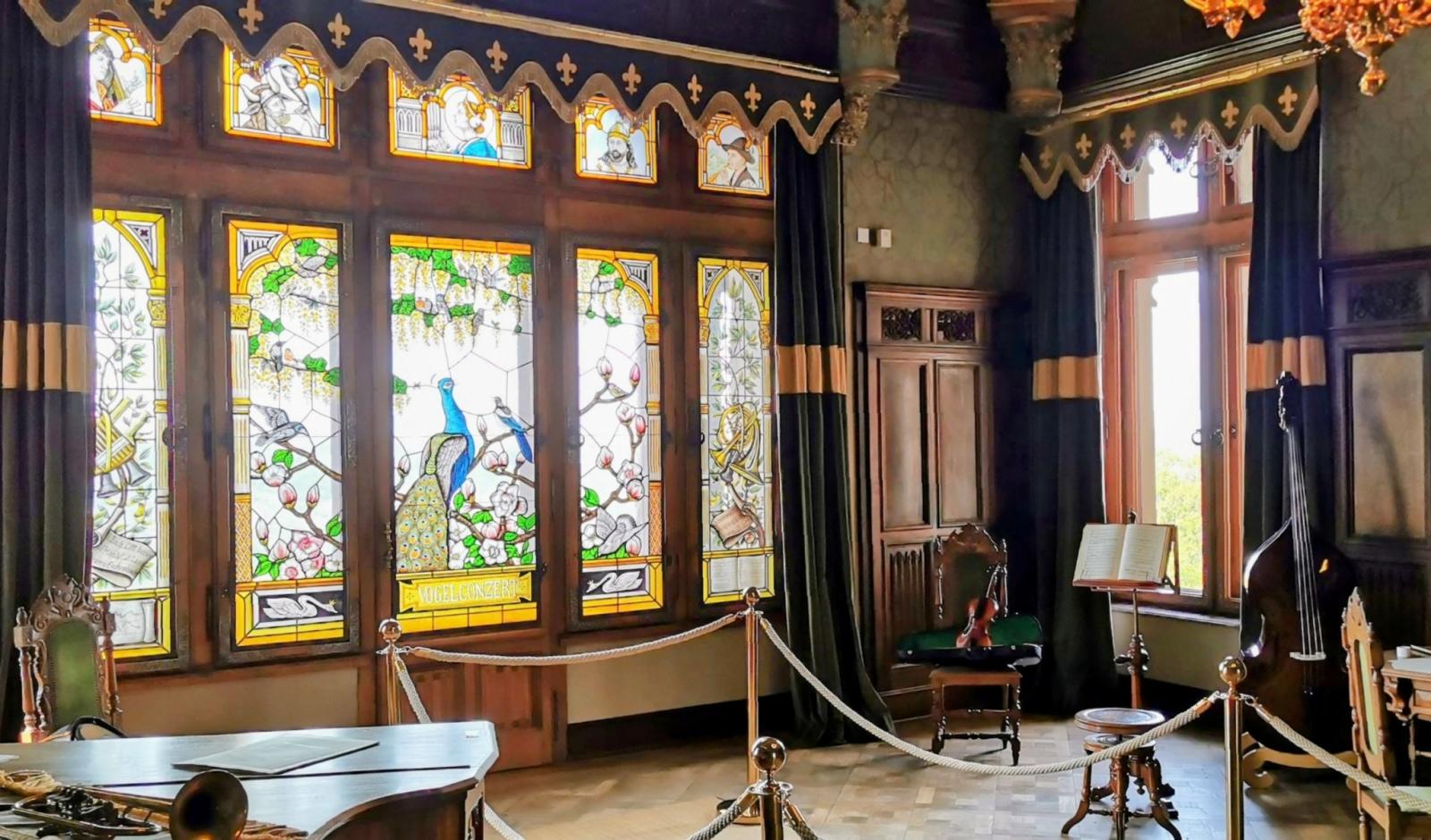 Musikzimmer in Schloss Drachenburg mit gestalteten Glasfenstern