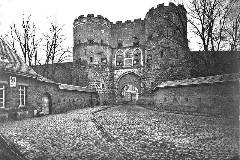 Hahnentor, Feldseite vor Abbruch der Stadtmauer, 1880