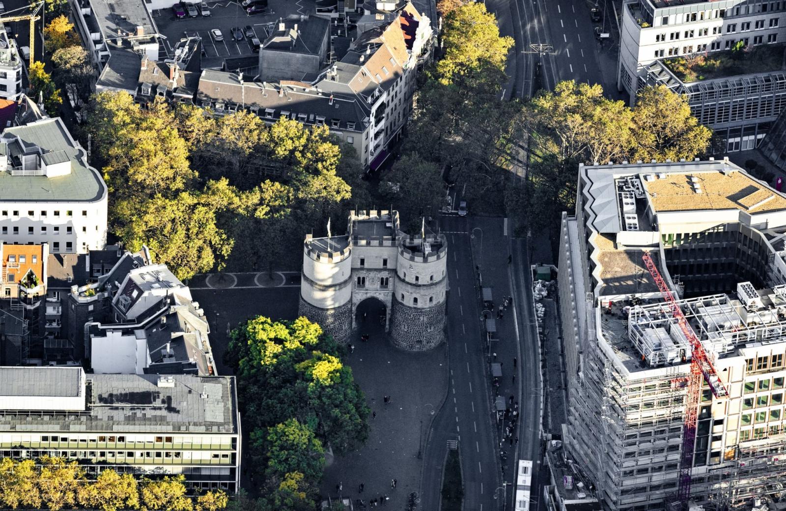 Hahnentorburg am Rudolfplatz mit Umgebung