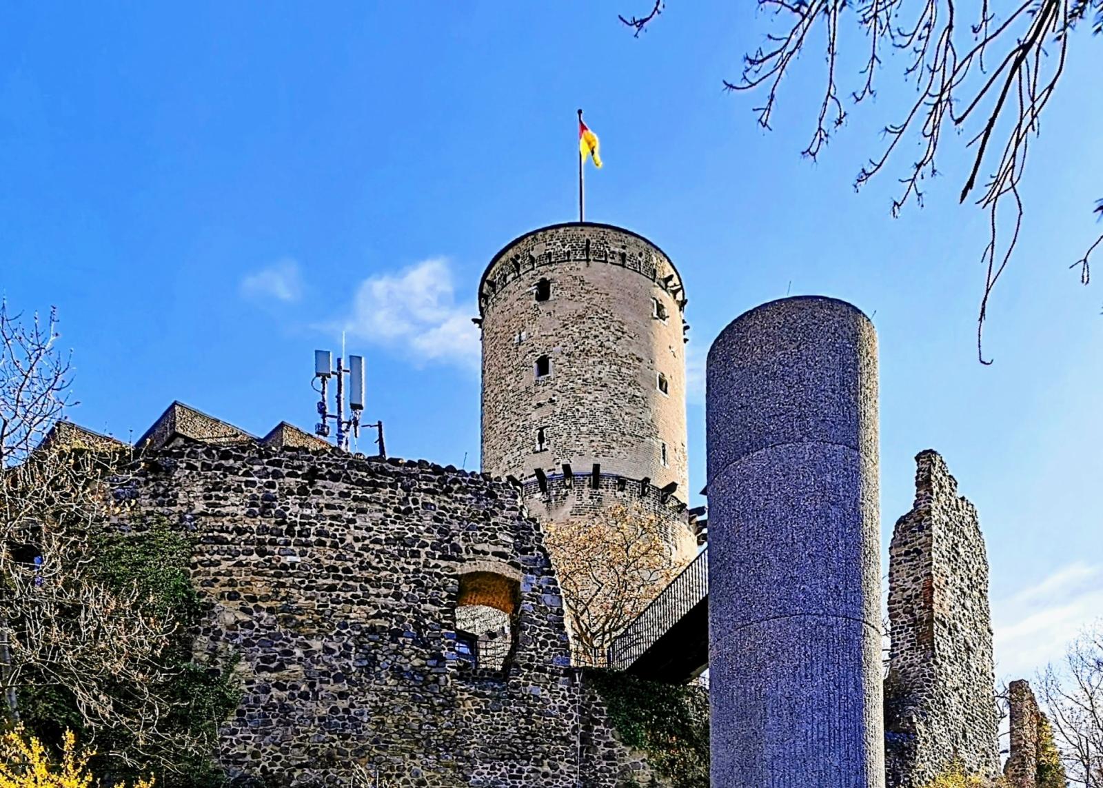alter Bergfried und neuer Aufzugsturm
