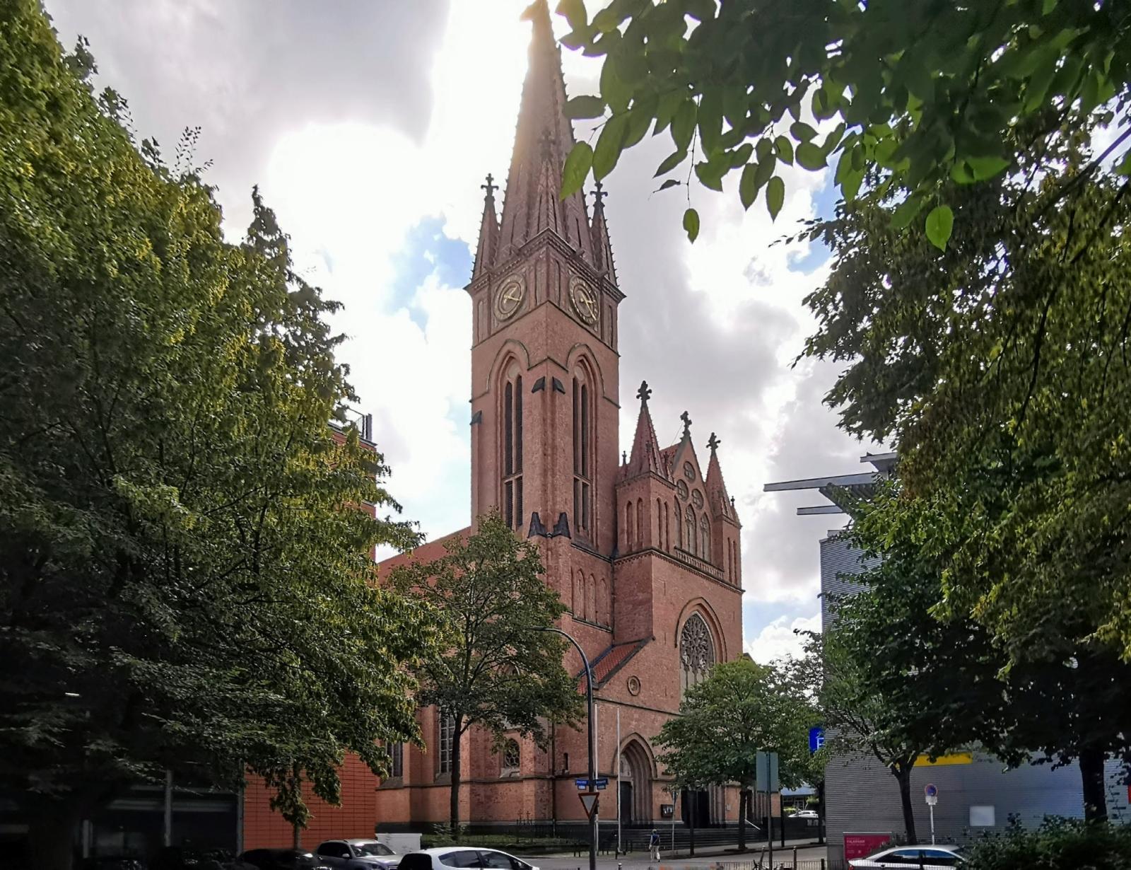 Außenansicht der Liebfrauenkirche mit Kirchturm