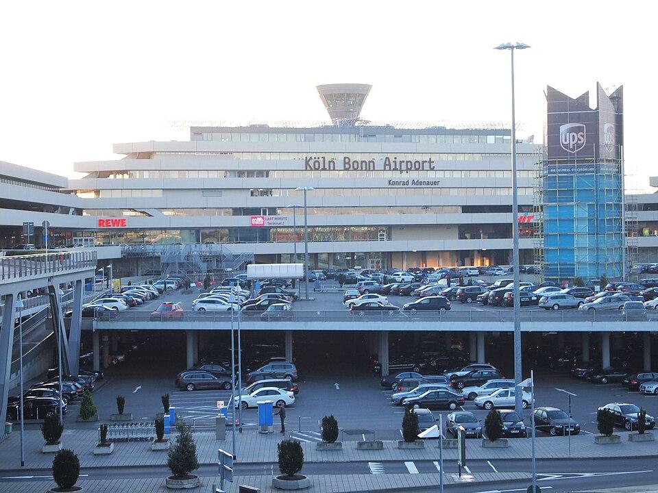 Frontansicht Empfangsgebäude Terminal 1, Parkdeck