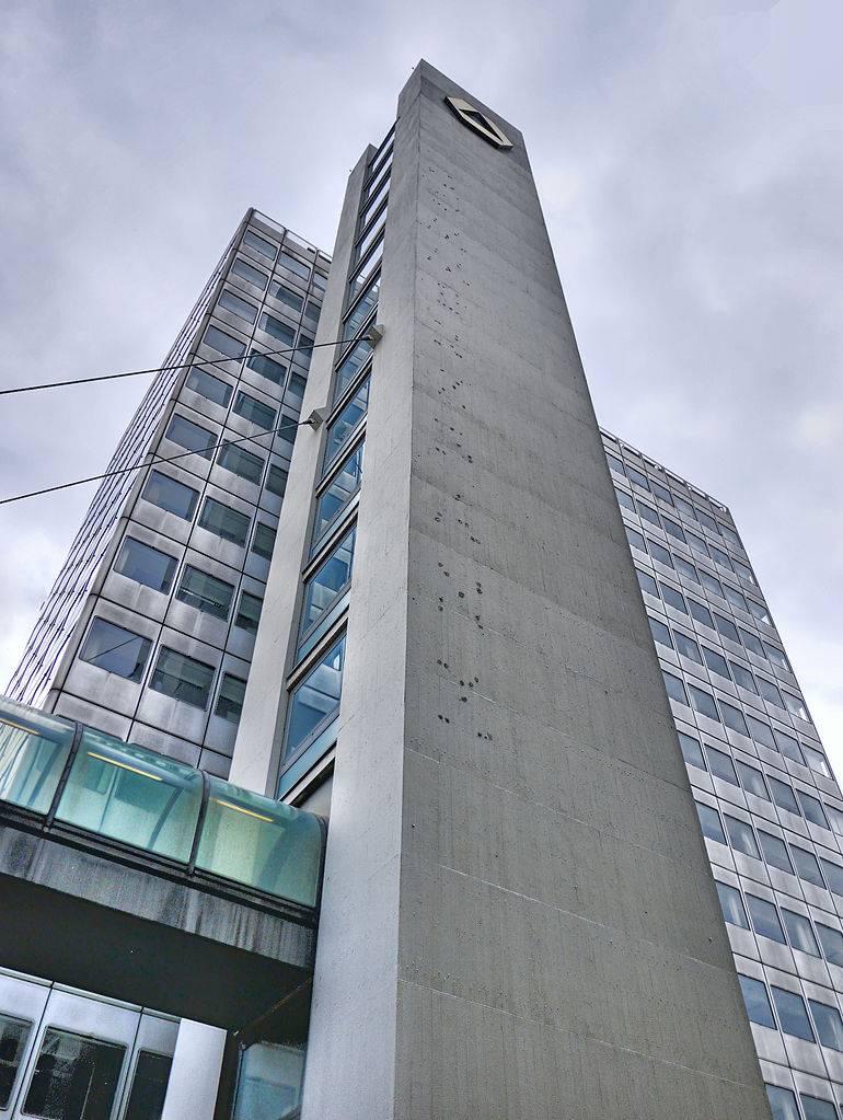 Commerzbank-Hochhaus von Norden mit Verbindungssteg