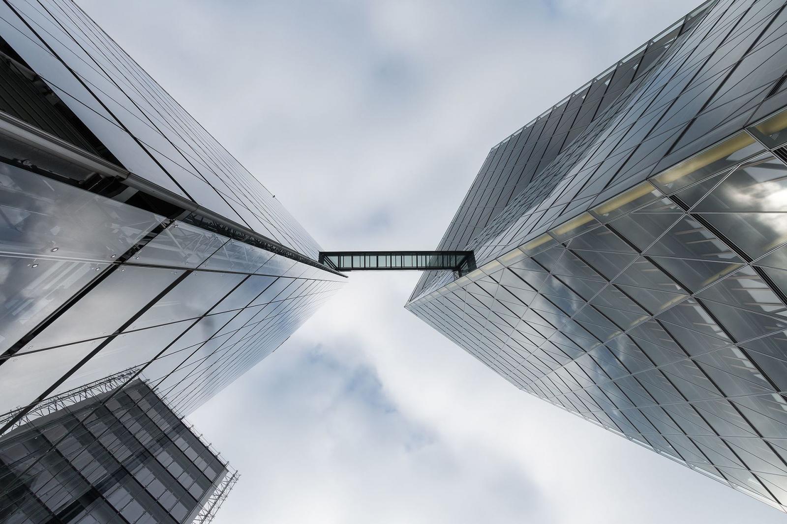 Blick von unten auf die hoch gelegene Ganzglasbrücke