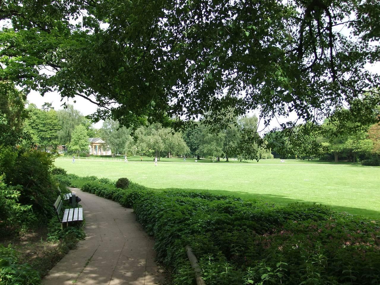 Blick in den Nordpark mit dem Schinkel-Pavillon im Hintergrund