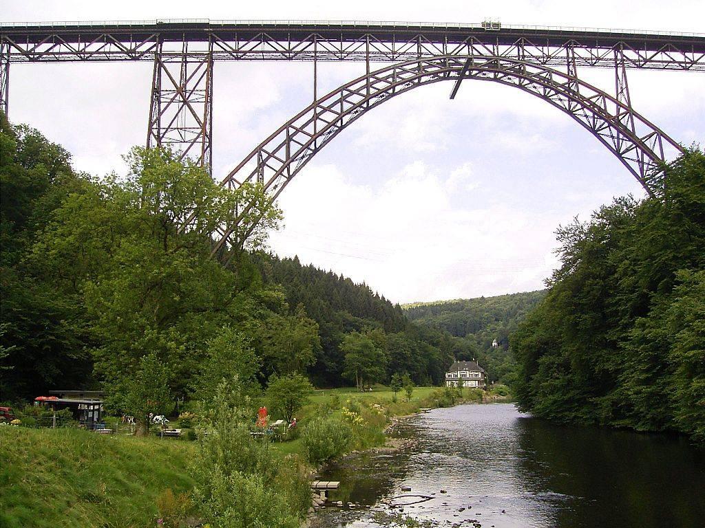Ansicht vom Park mit der Wupper und der Müngstener Brücke