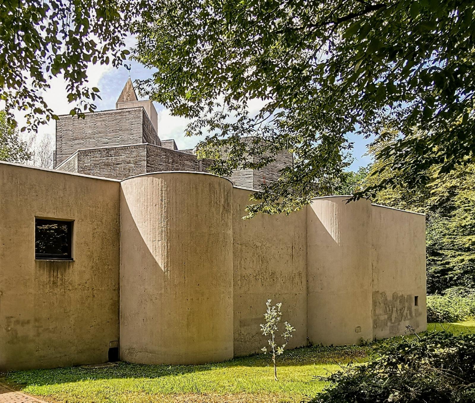 Gesamtanlage Heilig Geist Kirche Erkrath mit Außenmauern