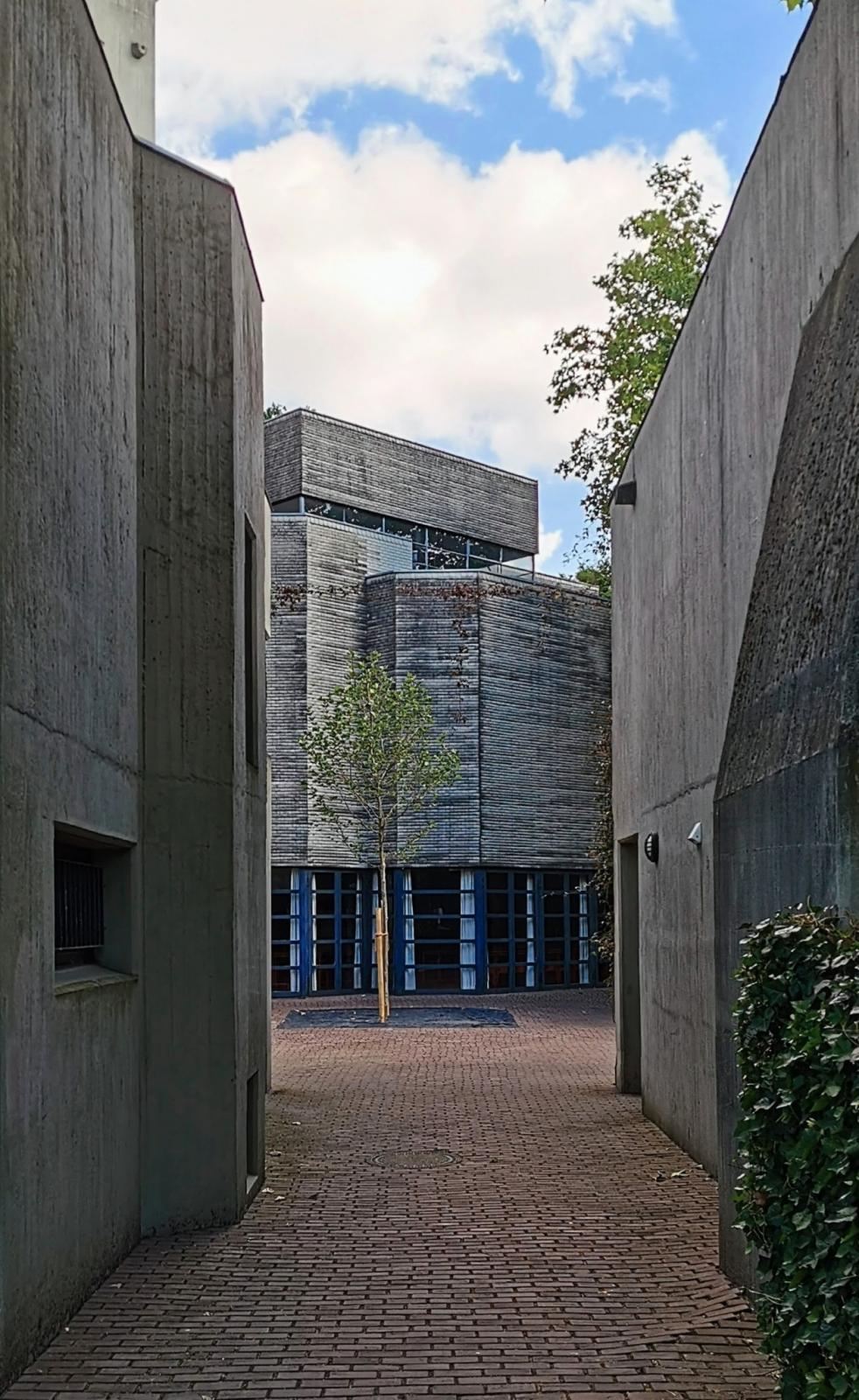 Durchgang zur Heilig Geist Kirche Erkrath
