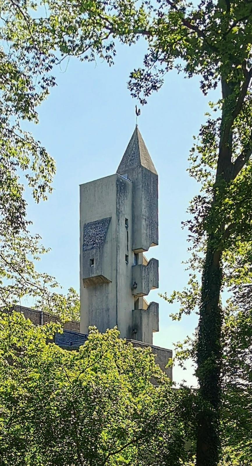 Blick auf den Glockenturm der Heilig Geist Kirche Erkrath