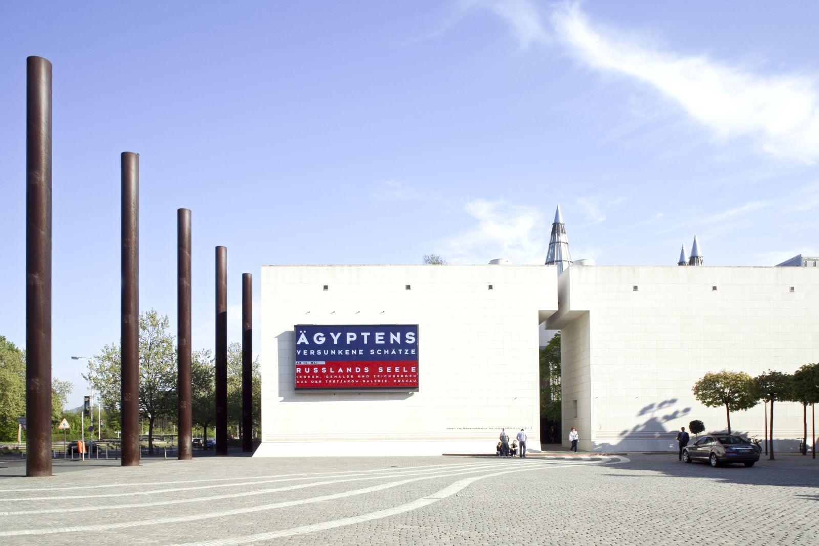 Eingangsfront der Ausstellungshalle