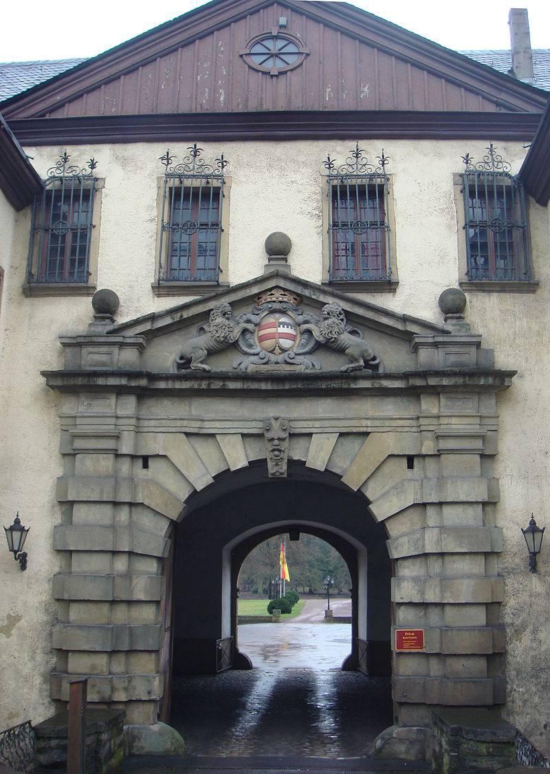 rustiziertes Tor der Vorburg mit Dreiecksgiebel