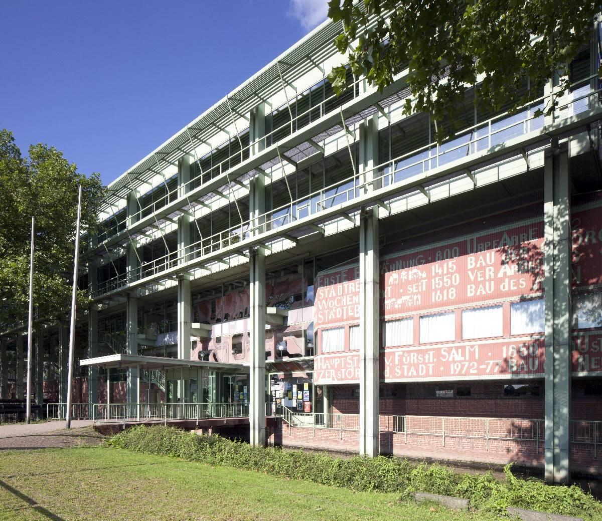 seitlicher Blick auf die Fassade; Schriftzüge mit Daten zur Stadtgeschichte