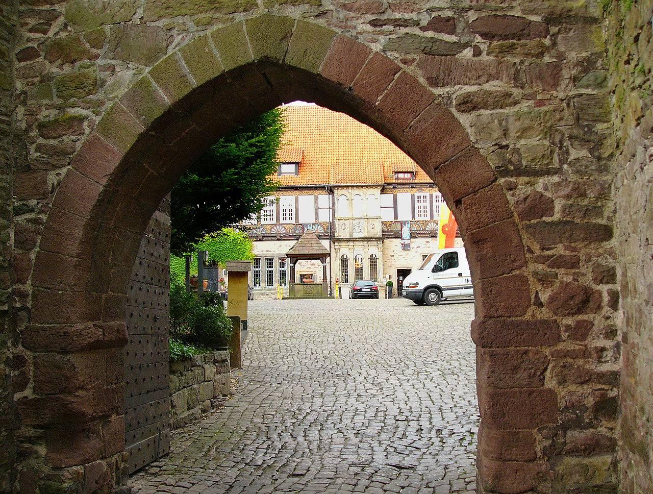 Blick durch das Burgtor in den Innenhof der Burg Blomberg