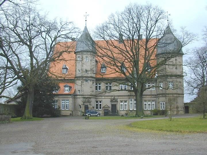 Hofseite des Schlosses mit Eingangsbereich und Treppenturm