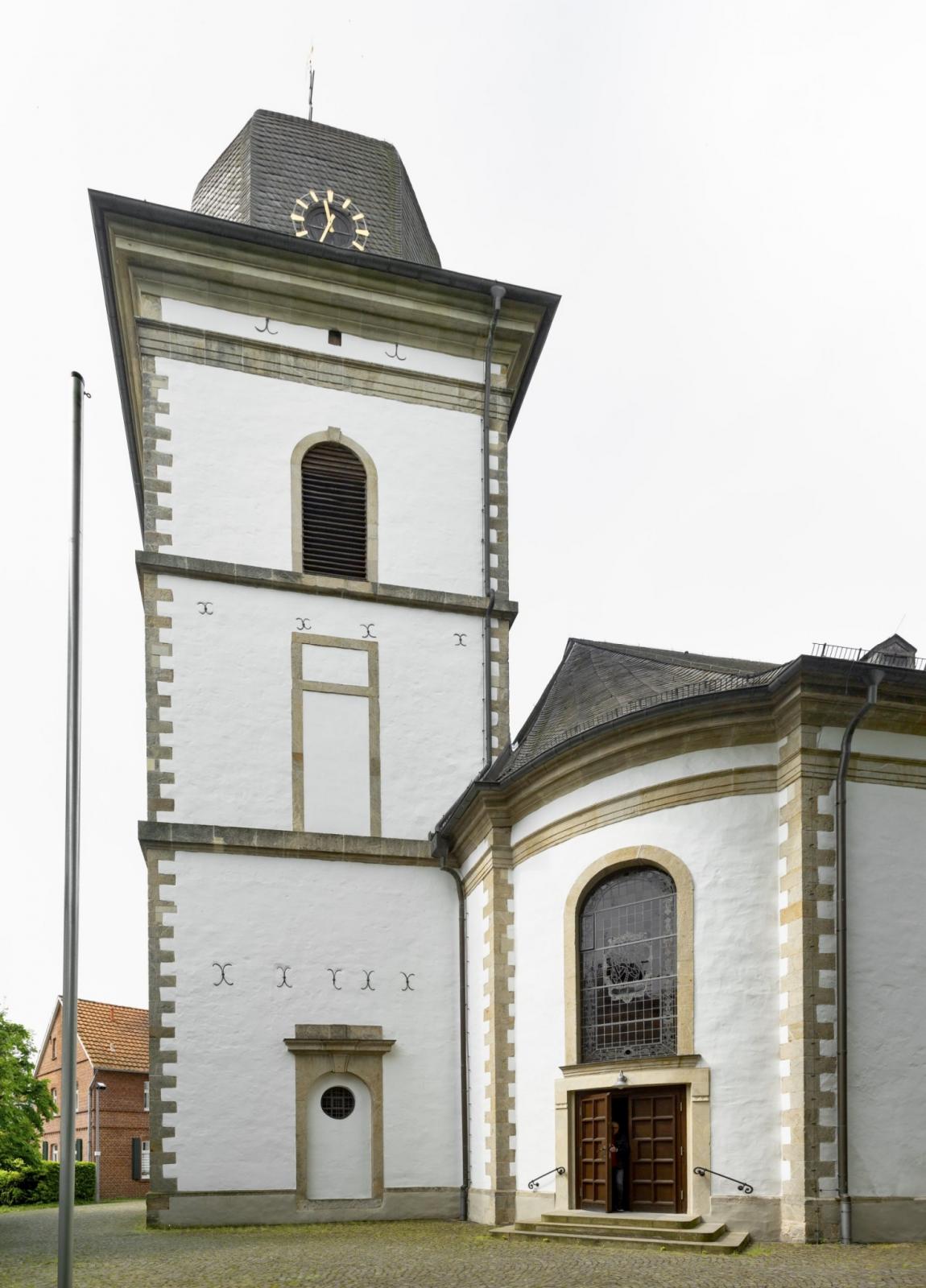 Kirchturm mit Haupteingang