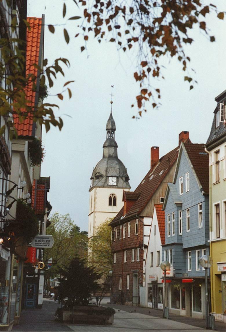 Straßenzug in Detmold mit Blick auf den Turm der Erlöserkirche