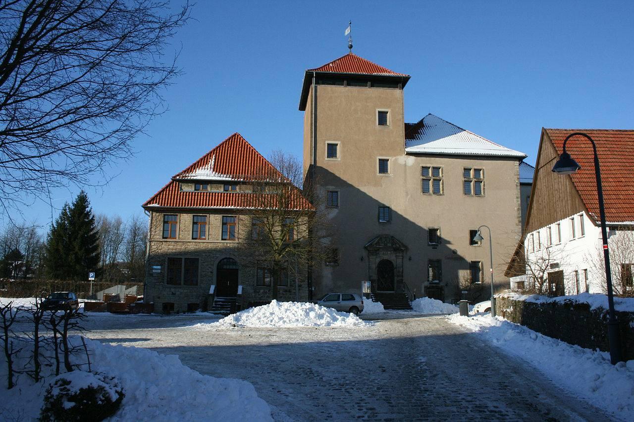 Blick auf die Anlage von Burg Horn im Schnee