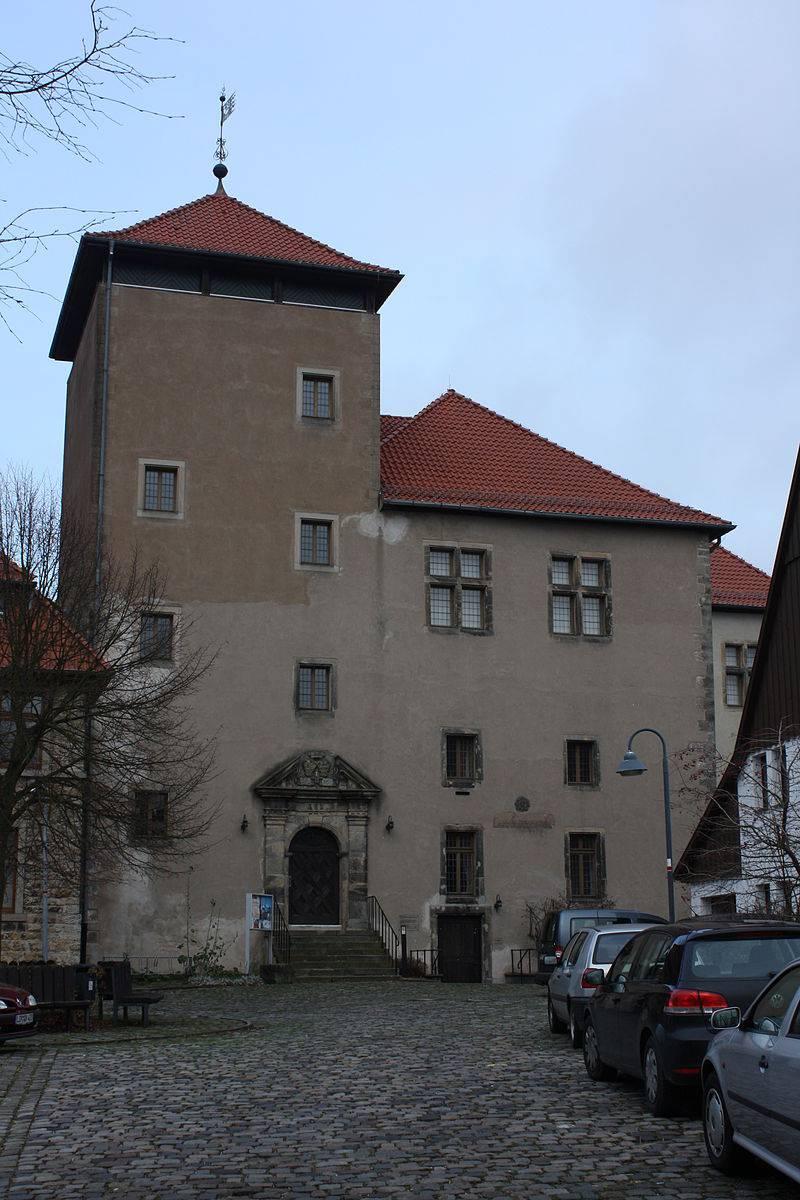 Blick auf das Hauptgebäude mit Treppenturm