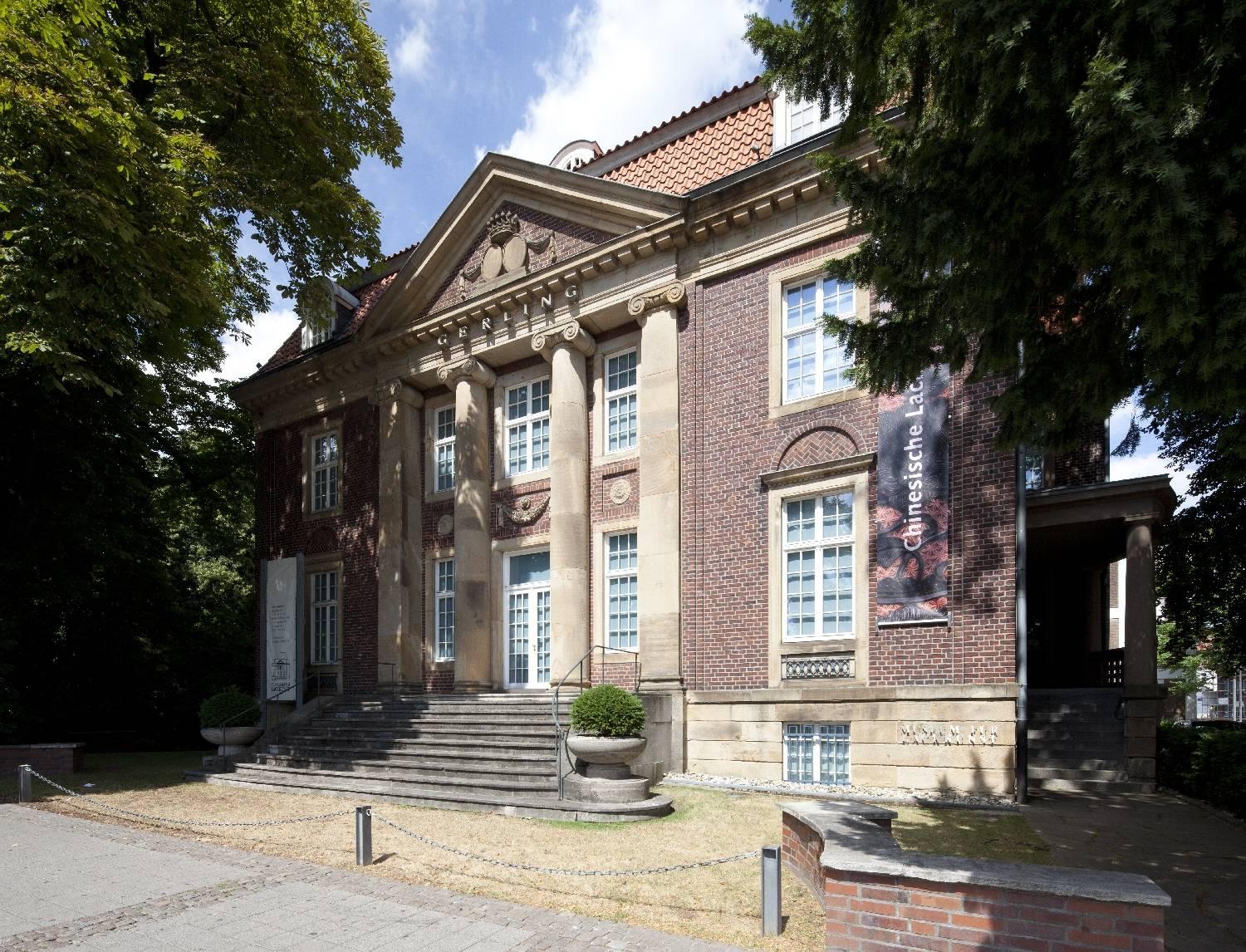 seitlicher Blick auf die Hauptfassade mit Portikus