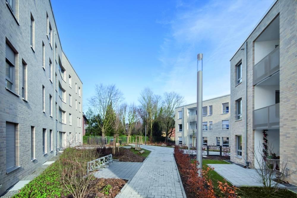 Blick durch das Wohnquartier mit Fuß- und Radweg
