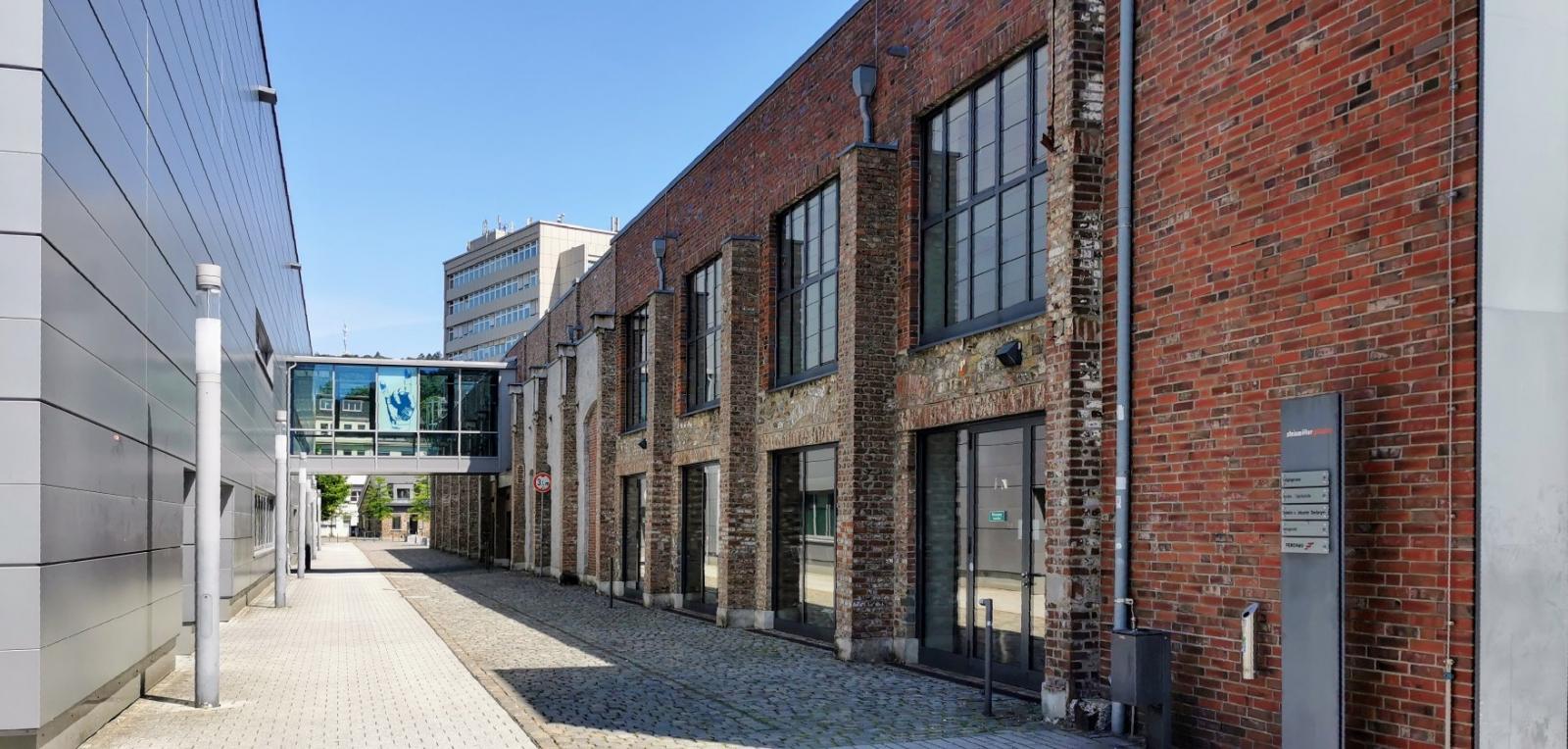 Verbindungsbrücke zwischen Halle 32 und Schwalbe-Arena
