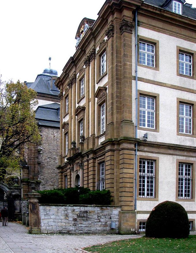 Eckpavillon mit der Kirche Maria Immaculata im Hintergrund