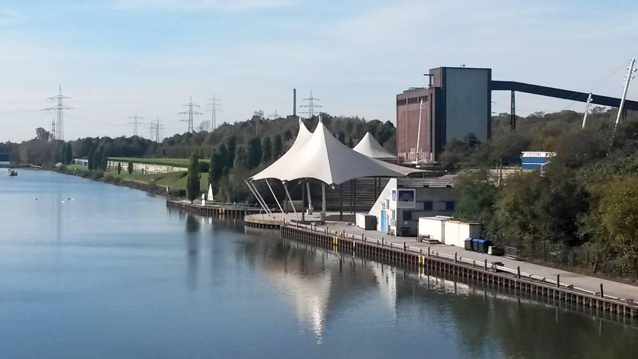 Blick von der Doppelbogenbrücke auf den Kanal und Theater