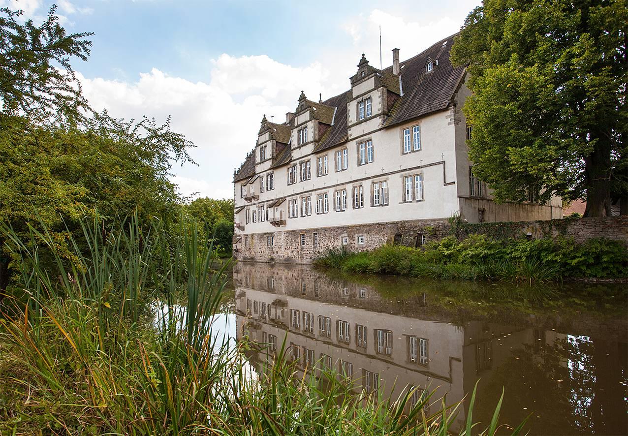 Blick vom Wassergraben auf das Schloss